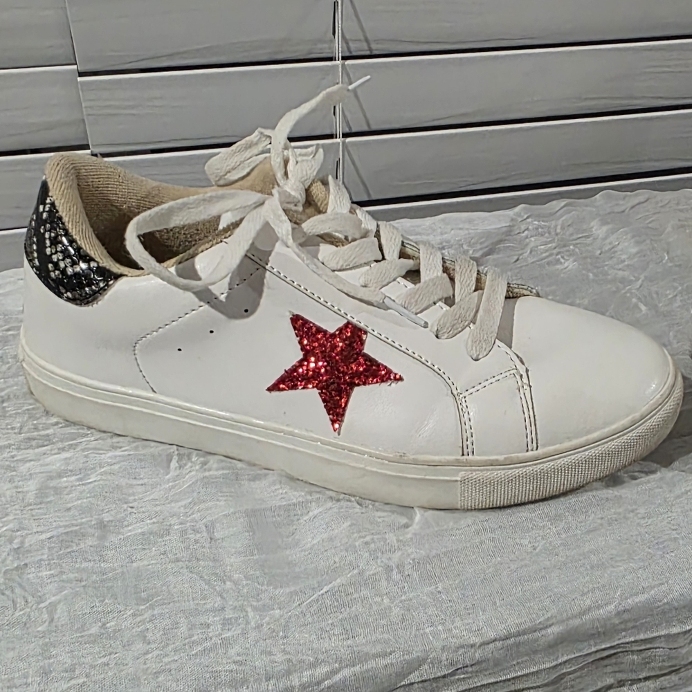 Stylish White and Red Star Women's Sneakers
